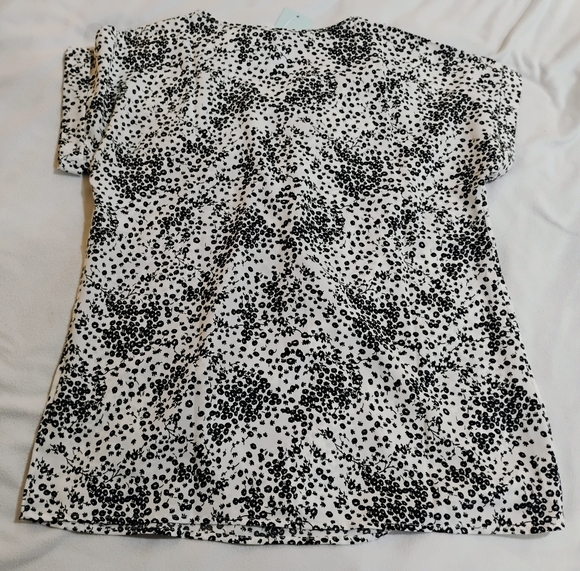 Chic Black and White Women's Blouse - Picture 6 of 8
